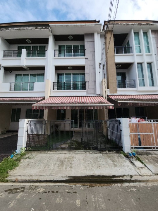 For RentTownhomeEakachai, Bang Bon : Townhome for rent Baan Klang Muang Sathorn - Taksin 2, near Makro Food Service Kanlapaphruek, just 3 minutes.