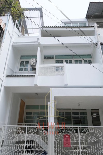 ให้เช่าทาวน์โฮมสุขุมวิท อโศก ทองหล่อ : RB030524 ให้เช่า TOWNHOUSE 4 ชั้น สไตล์ Minimal ใกล้ BTS ทองหล่อ