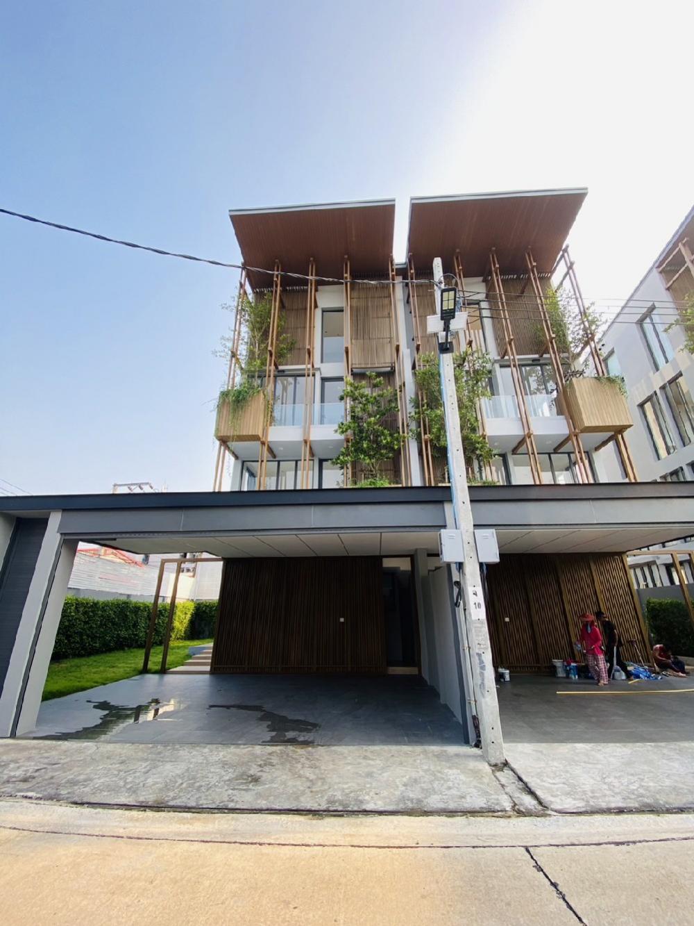 For SaleHome OfficeYothinpattana,CDC : For Sale 16.9 M Selling a 3.5-storey twin house, ALIVE Ekkamai-Ramintra project, luxury house, high ceiling, ready to move in, can be opened as a home office.