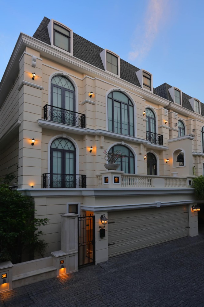 ขายบ้านสุขุมวิท อโศก ทองหล่อ : For Sale 4 Beds 5 Baths Ultra Luxury Detached House in Ekkamai 22 with Pool Villa Near BTS Ekkamai Ready to move in
