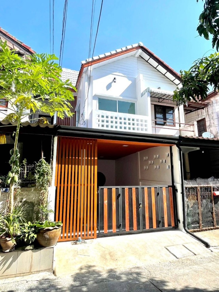 For SaleTownhomeNawamin, Ramindra : 2-storey townhouse, Phacharat Village, Pink Line BTS, Khubon Station, Km. 8 Market, Fashion Island, Siam Park, Safari World, Panya Ramintra Golf Course, Big C Khubon, Makro, Lotus, HomePro, Wat Khubon School