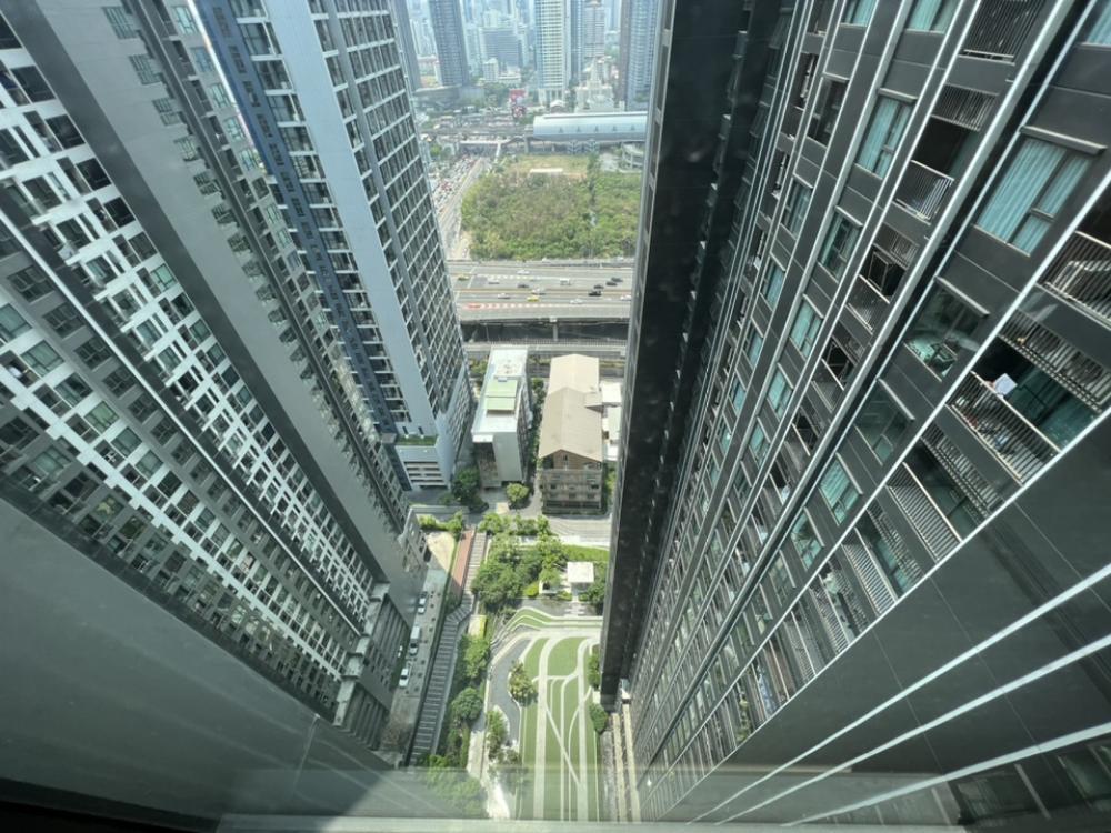 🔥Life Asoke Rama9 🔥Size 1 bedroom, 1 bathroom, size 32 sq m, no block view, price 18,000 baht, high floor. If interested, make an appointment to view the project at 0614162636, available 24 hours. Line click https://line.me/ti/p/V24gdCGgI9 Loading...