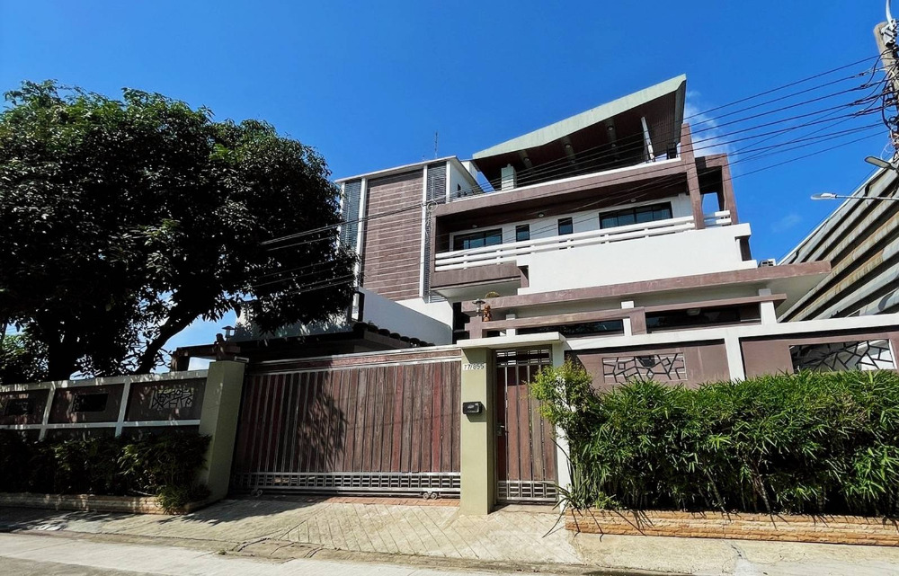 ขายด่วน! บ้านหรูตกแต่งพร้อมเข้าอยู่ พร้อมสำนักงานและโรงงาน-โกดังขนาดใหญ่ ห้องพักคนงาน 21 ห้อง ทำเลดีมากบนถนนพระราม 2 จากถนนกาญจนาภิเษก เพียง 700 เมตร Loading...