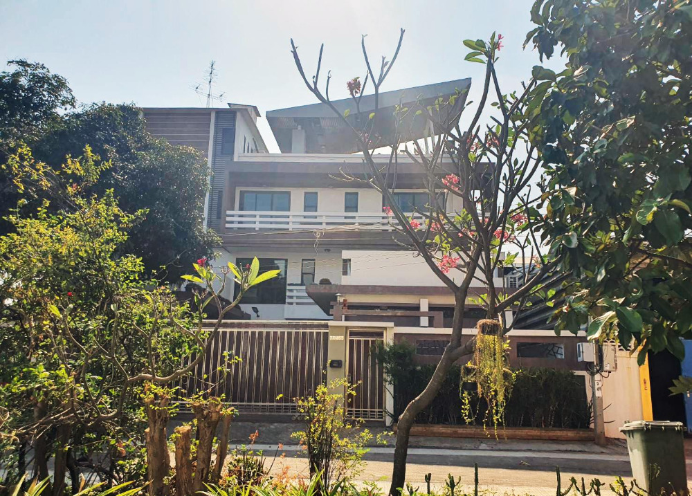 ขายด่วน! บ้านหรูตกแต่งพร้อมเข้าอยู่ พร้อมสำนักงานและโรงงาน-โกดังขนาดใหญ่ ห้องพักคนงาน 21 ห้อง ทำเลดีมากบนถนนพระราม 2 จากถนนกาญจนาภิเษก เพียง 700 เมตร Loading...