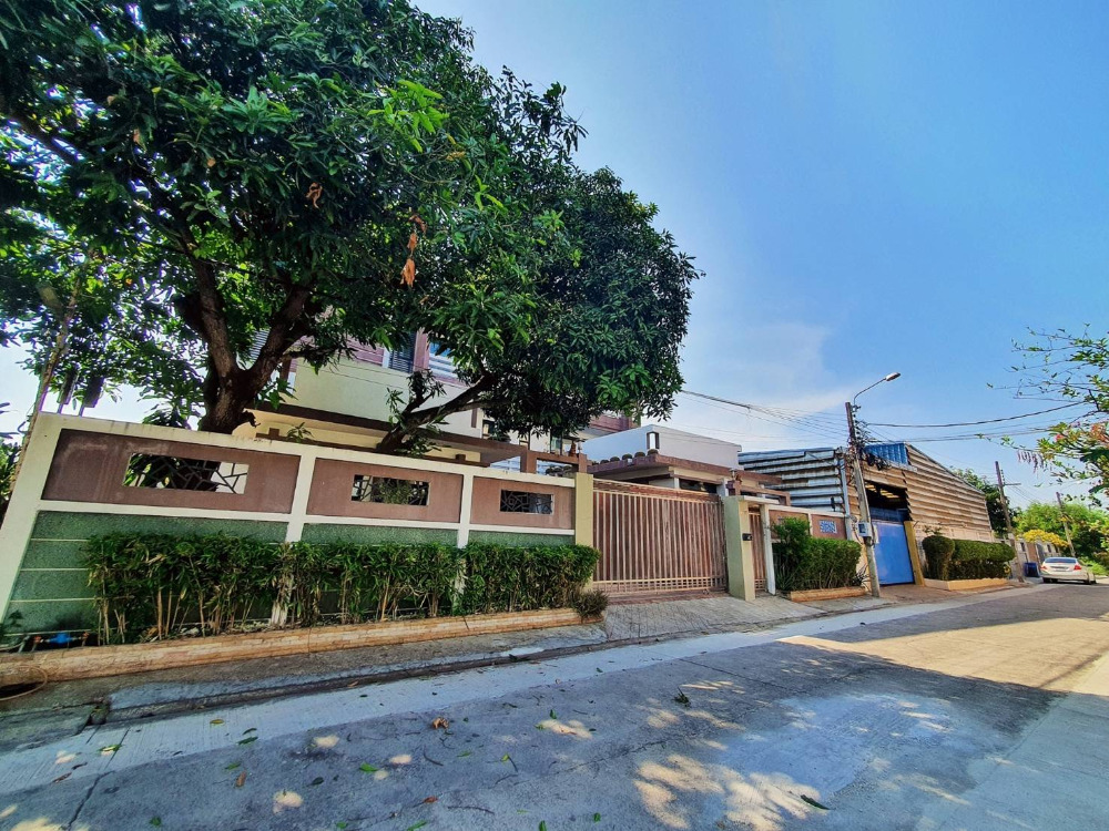 ขายด่วน! บ้านหรูตกแต่งพร้อมเข้าอยู่ พร้อมสำนักงานและโรงงาน-โกดังขนาดใหญ่ ห้องพักคนงาน 21 ห้อง ทำเลดีมากบนถนนพระราม 2 จากถนนกาญจนาภิเษก เพียง 700 เมตร Loading...