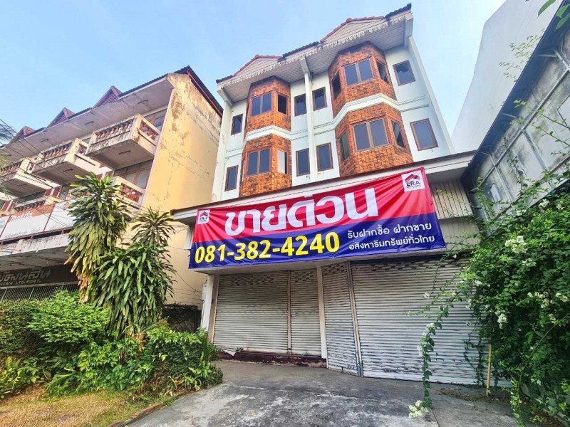 For SaleShop HouseChiang Mai : Commercial building for sale, 3 floors, 48 ​​sq m, next to the city moat of Chaeng Sri Phum. Near Tha Phae Gate