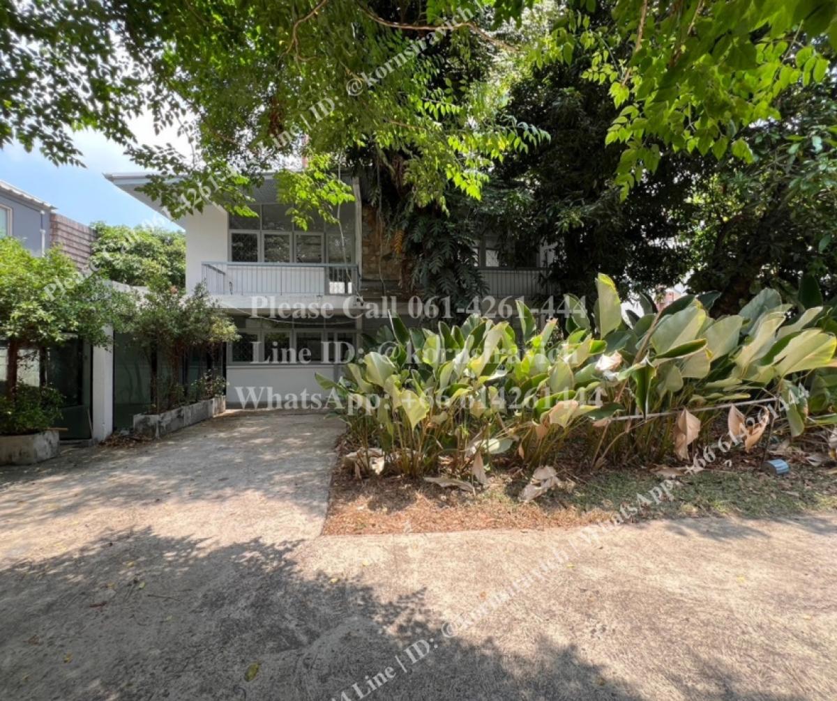 For RentRetail SpaceOnnut, Udomsuk : Single house for rent for business, Soi Ekkamai, Sukhumvit 63, Bangkok. Parking for 5 cars. For clinics, spas, cafes, restaurants, Wellness, Airbnb, Officer.