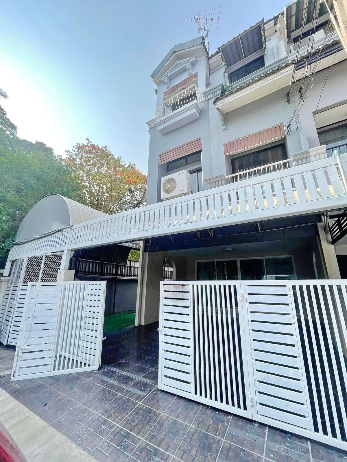 For RentTownhomeRatchadapisek, Huaikwang, Suttisan : HK0148😊 For RENT ให้เช่า ทาวน์เฮ้าส์ Townhouse 3 ชั้น,🚪3 ห้องนอน🏢ห้วยขวาง Huai Khwang🔔พื้นที่บ้าน:35.00ตร.วา🔔พื้นที่ใช้สอย:200.00ตร.ม.💲เช่า:28,000฿📞O99-5919653,O65-9423251✅LineID:@sureresidence