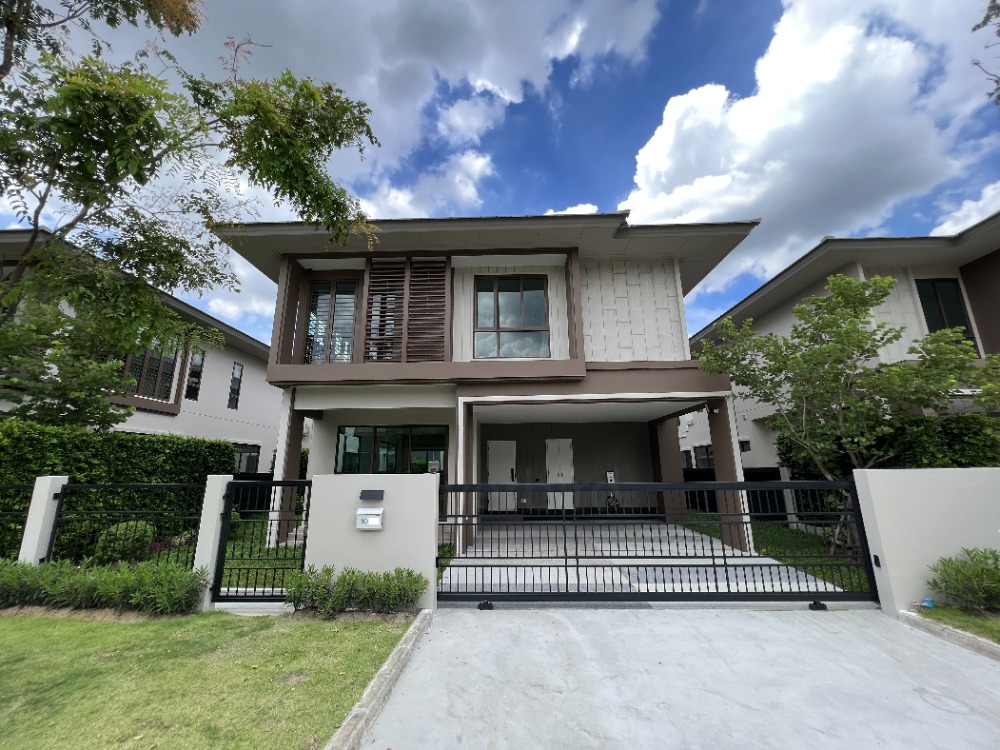 For SaleHousePattanakan, Srinakarin : Single house Burasiri Krungthep Kreetha!! Special phase, special plot, most difficult to find!! The front of the house is next to the garden. There is additional garden space in front of the house.