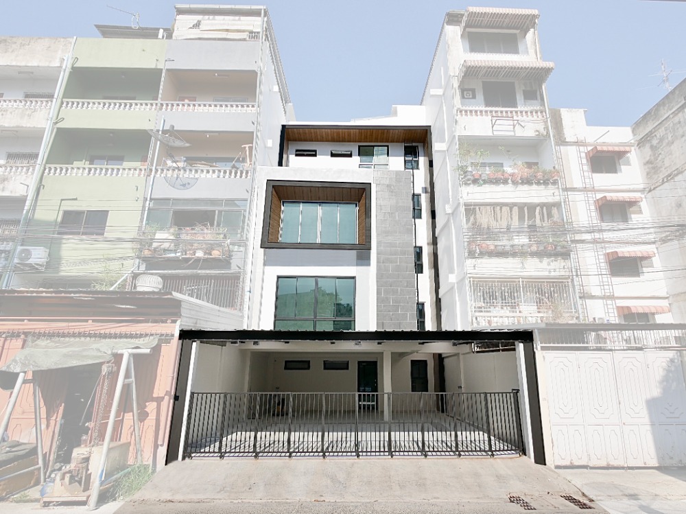For SaleShop HouseOnnut, Udomsuk : Commercial building for sale, 4 and a half floors, Soi On Nut 10, size 58 sq m, parking for 9 cars, newly decorated throughout.