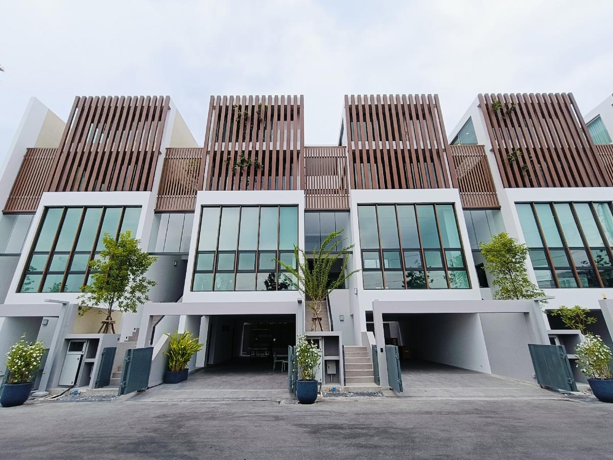 For SaleHome OfficeKaset Nawamin,Ladplakao : For Sale 25 M Selling a premium home office in a prime location in Lat Phrao, on a main road.