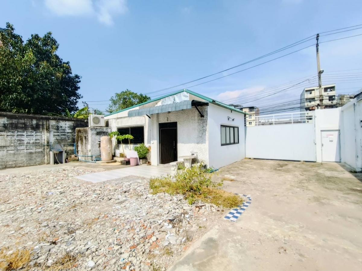 For RentLandBangna, Bearing, Lasalle : For Rent Long-term - short-term rent, contact us urgently. Long-term land for rent, Soi Lasalle 19, filled in, fenced around the edge, wall attached to the alley road.