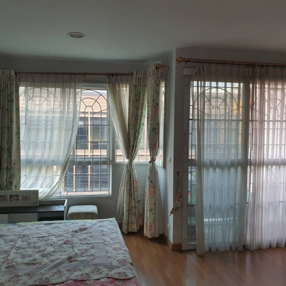 For SaleShop HouseMin Buri, Romklao : Home office for sale, 3 floors, 4 bedrooms, 3 bathrooms, area 25 sq m, very good location, next to Ramkhamhaeng Road, entrance to Soi Mistine.