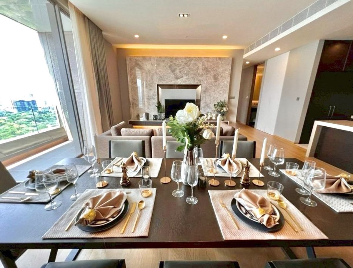 For RentCondoSilom, Saladaeng, Bangrak : The Luxury Condo for rent. 𝐒𝐚𝐥𝐚𝐝𝐚𝐞𝐧𝐠 𝐎𝐧𝐞. 2 Bedrooms. size 110 sq.m. large balcony and nice view. Available Now!