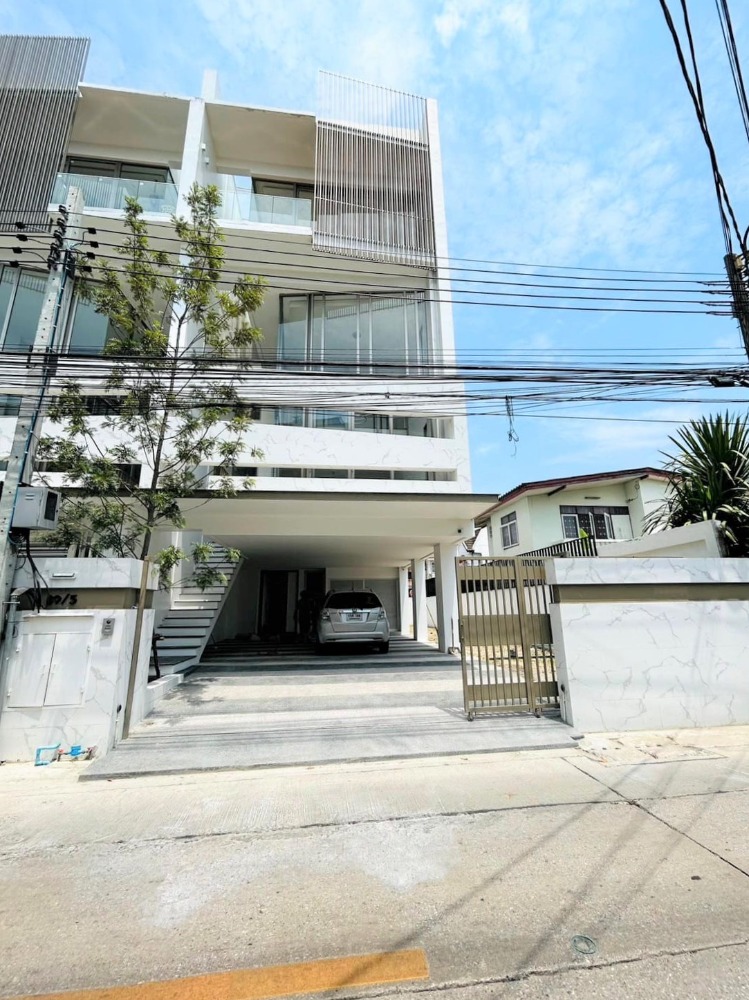 ขายทาวน์โฮมลาดพร้าว เซ็นทรัลลาดพร้าว : ขายบ้าน LUXE 35 Ratchada-Ladprao (ลักซ์ 35 รัชดา-ลาดพร้าว) บ้านหรู4 ชั้น พร้อมลิฟต์ส่วนตัว เดินทางสะดวกใกล้ MRT ลาดพร้าว