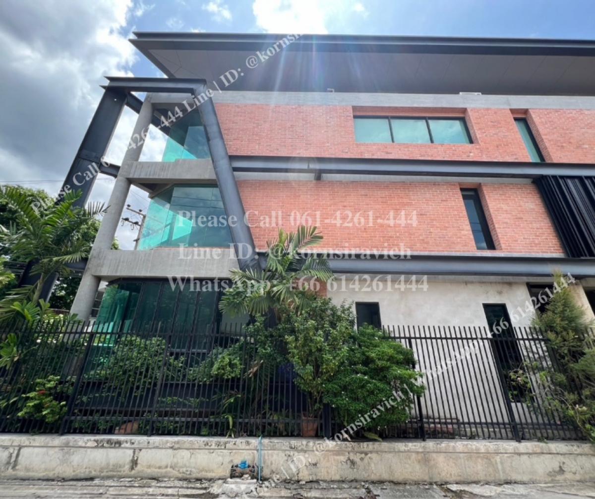 For RentRetail SpaceSukhumvit, Asoke, Thonglor : For rent, 3-storey building, Stand Alone, Soi Sukhumvit - Phrom Phong, Bangkok, near BTS Phrom Phong Station 1.3 km. Suitable for: Office, Clinic, Spa, Wellness, School, Art Gallery