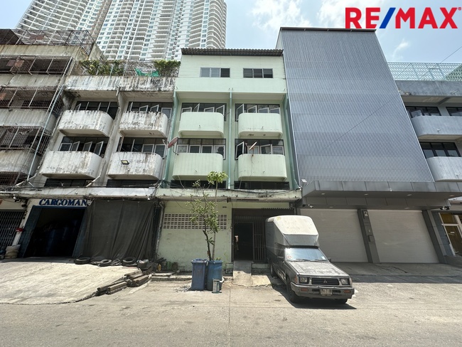 For SaleShop HouseSathorn, Narathiwat : Shophouse for sale, commercial building, 3 floors, 2 units, Siang Kong, Rama 3 Road, Soi 56, special price in this area, only 7 million baht.