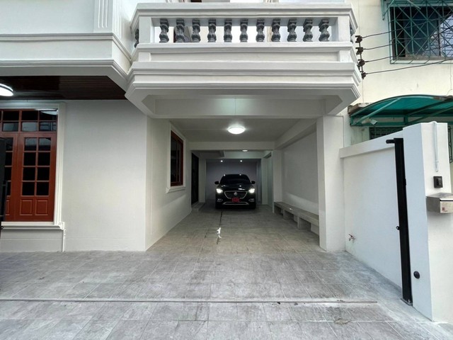 Townhouse for sale, 3 floors + Rooftop, Soi Charoen Nakhon 34,40, newly renovated, near BTS Krung Thon Buri Station Loading...