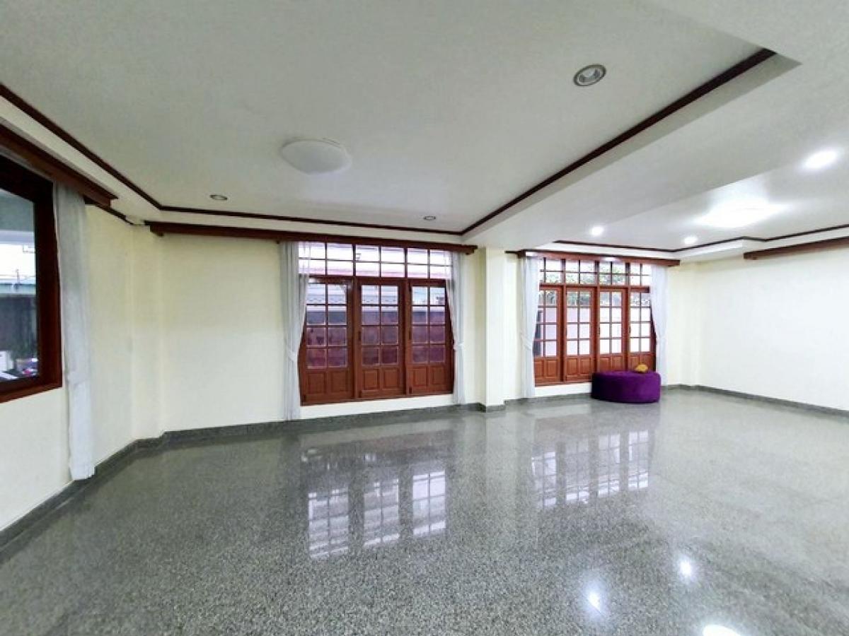 Townhouse for sale, 3 floors + Rooftop, Soi Charoen Nakhon 34,40, newly renovated, near BTS Krung Thon Buri Station Loading...