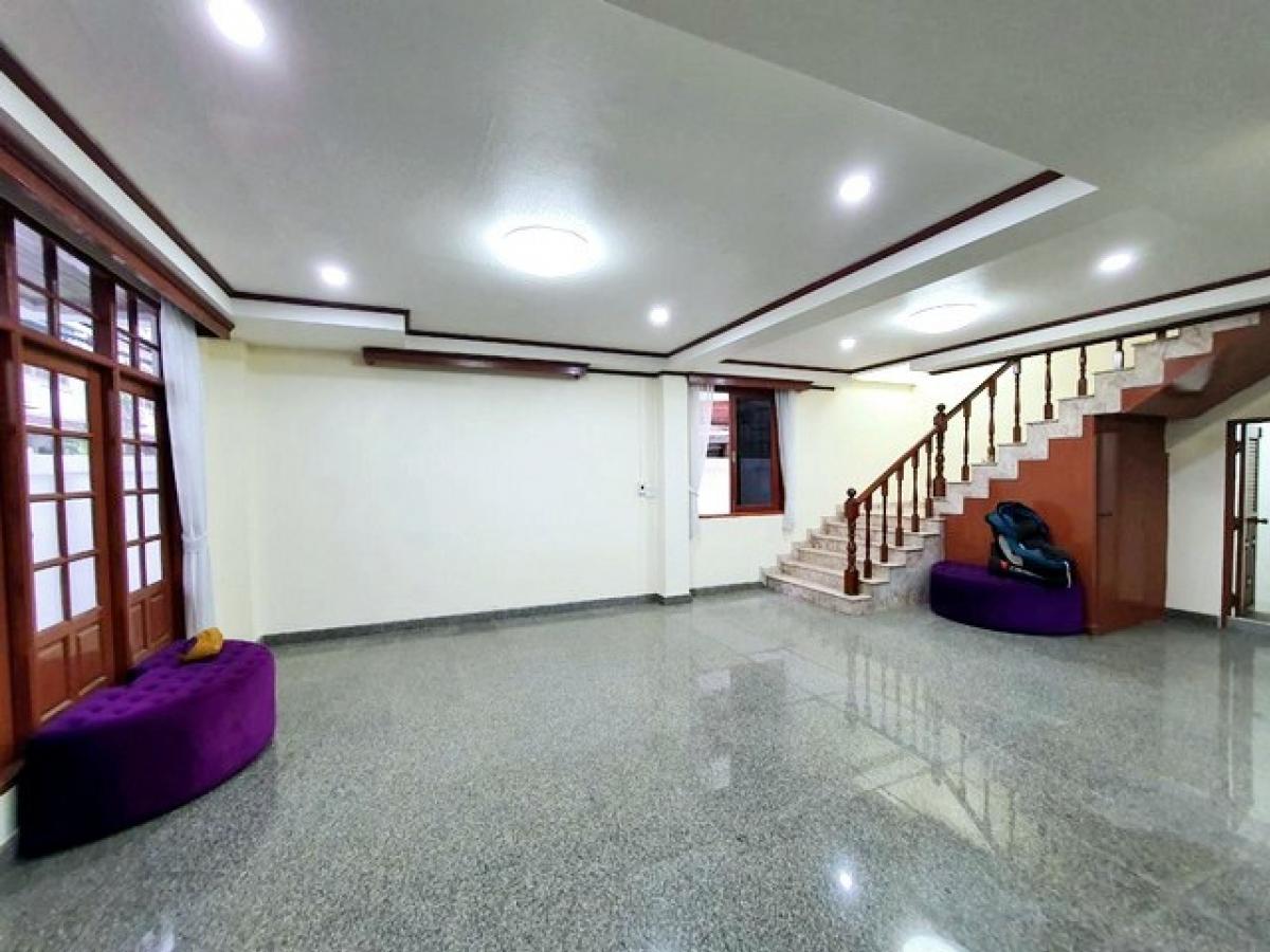 Townhouse for sale, 3 floors + Rooftop, Soi Charoen Nakhon 34,40, newly renovated, near BTS Krung Thon Buri Station Loading...