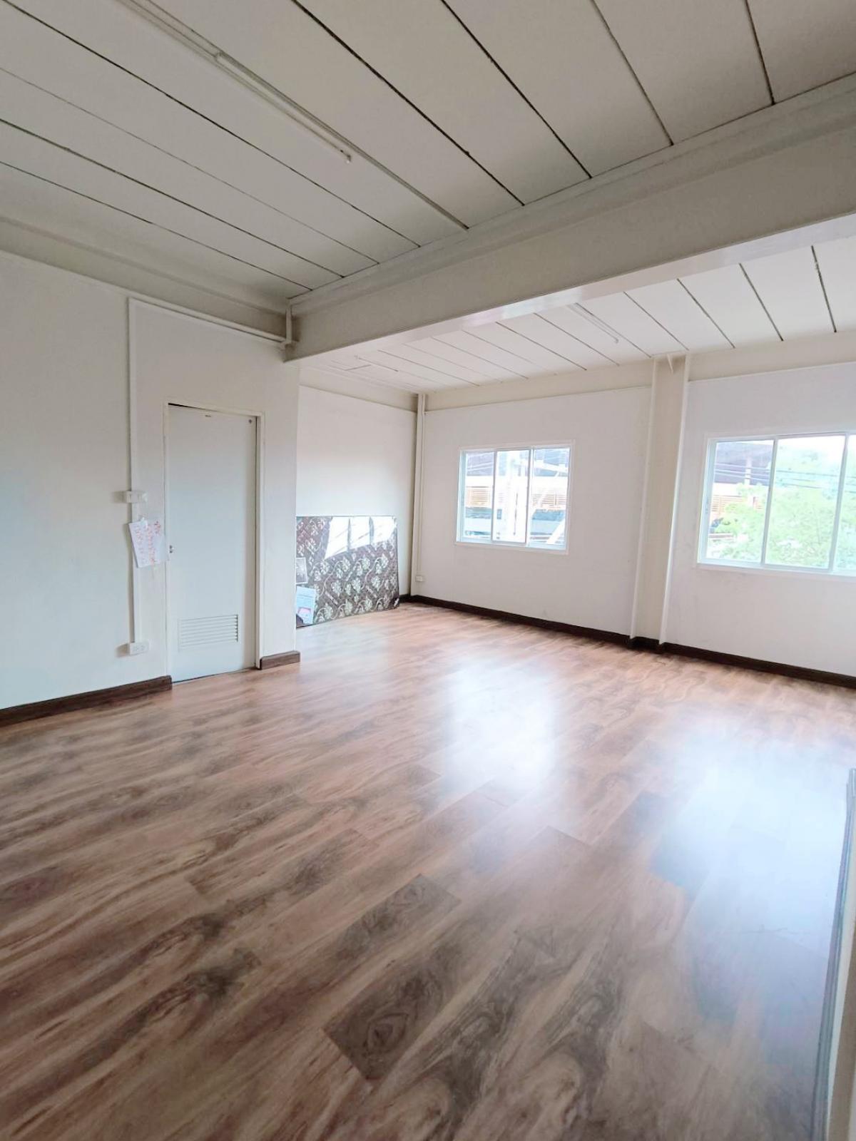 For RentShop HousePathum Thani,Rangsit, Thammasat : Commercial building next to Rangsit Market, 2 units, suitable for doing business. There are people traveling all the time. The location is very good.
