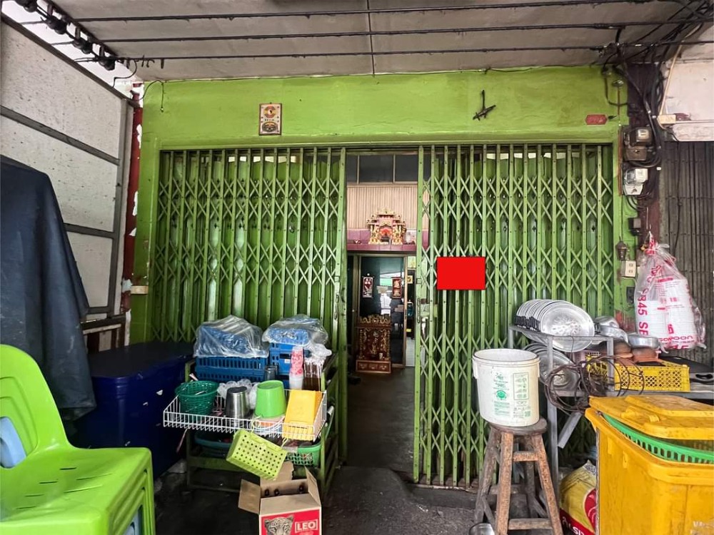 For SaleShop HouseSukhumvit, Asoke, Thonglor : Shophouse for sale, Ekkamai Soi 30, cheap price, good location, Ekkamai area 30, good location, price only: 12 million, negotiable.