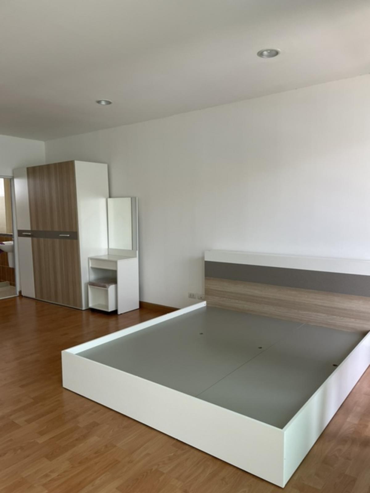 House for sale in the middle of the city near Seacon Square and Paradise park. Loading...