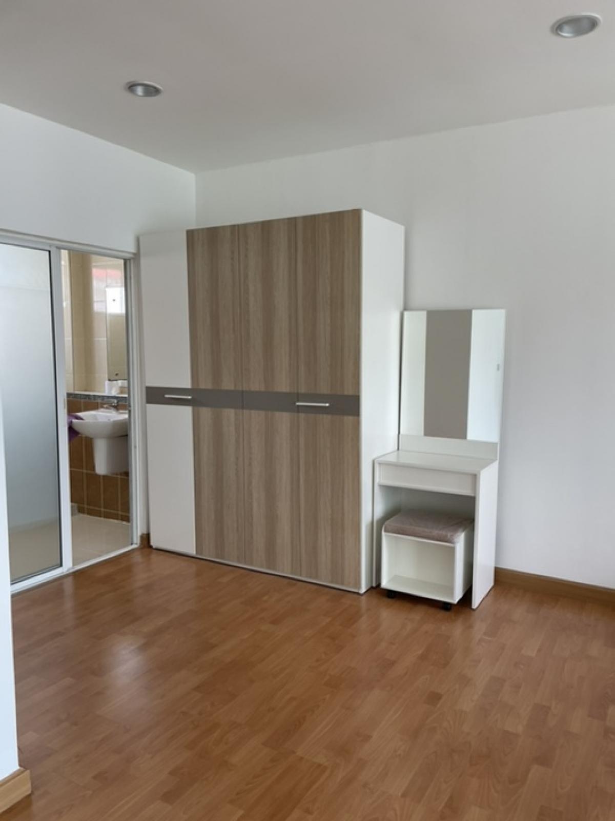 House for sale in the middle of the city near Seacon Square and Paradise park. Loading...