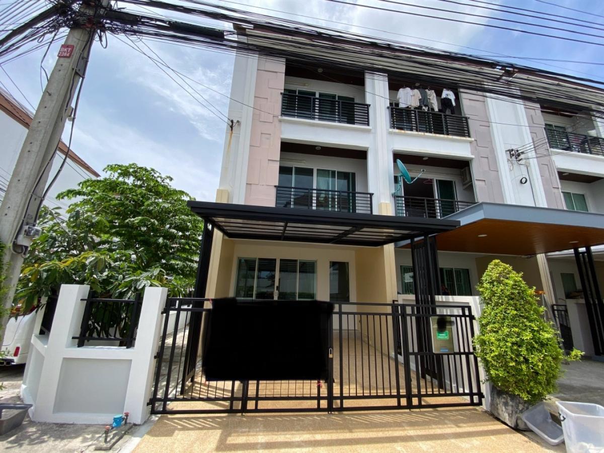 For SaleTownhomePattanakan, Srinakarin : Townhome for sale, Baan Klang Muang S-Sense Srinakarin, Soi Srinakarin 46/1, corner house, completely renovated.