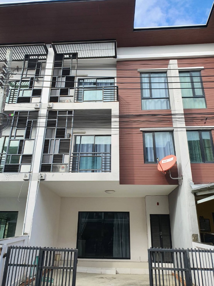 For RentTownhomeBangna, Bearing, Lasalle : 3-story townhome for rent, iFil-Bangna, river view, good location, complete with furniture and electrical appliances, price 28,000 baht.