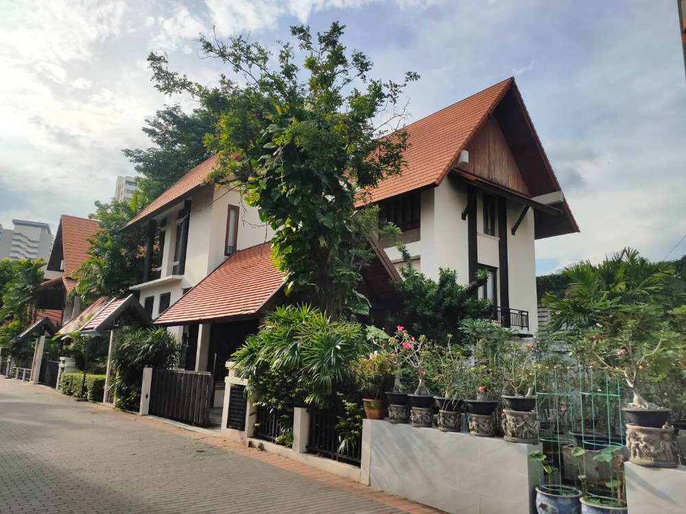 For RentHouseSapankwai,Jatujak : ❗❗ A spacious villa with private pool and garden for rent at Phaholyothin 24 ❗❗