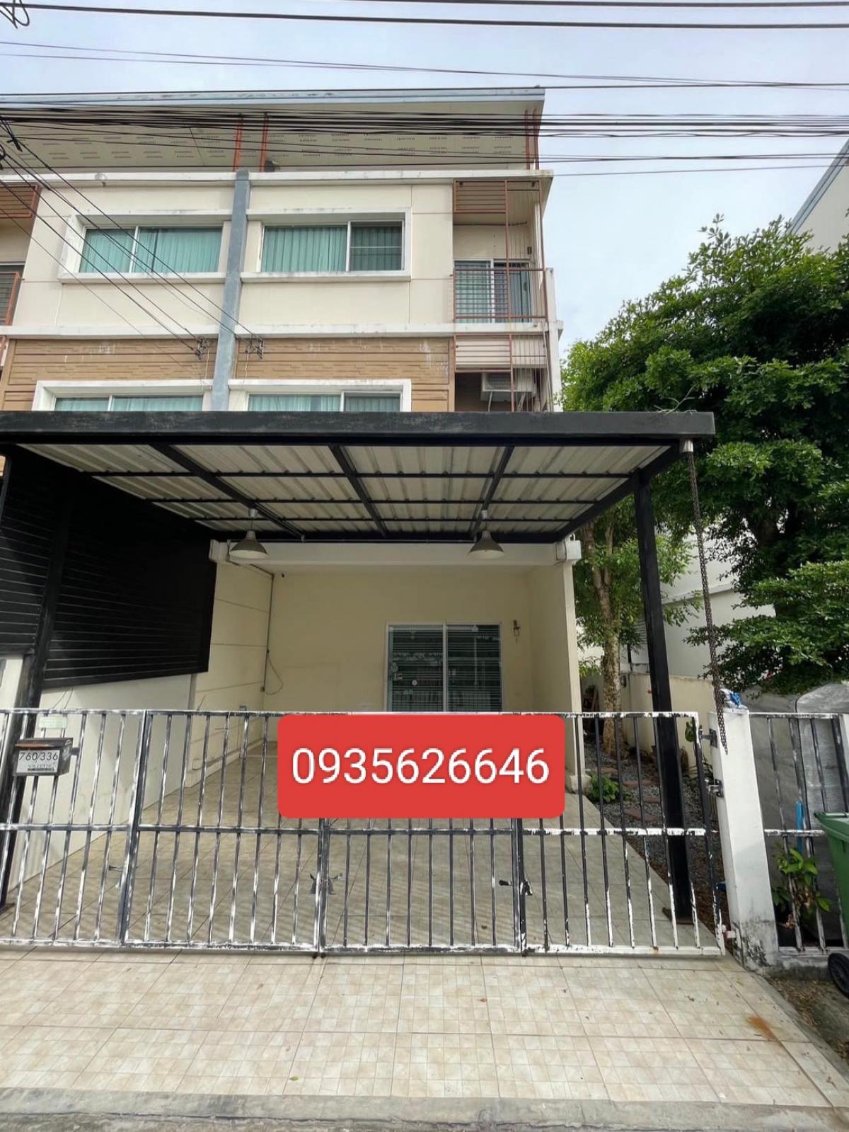 For SaleTownhomePattanakan, Srinakarin : Urgent sale, 3-story house, corner house, Village City Project, Phatthanakan 38, only 5.2 million baht.