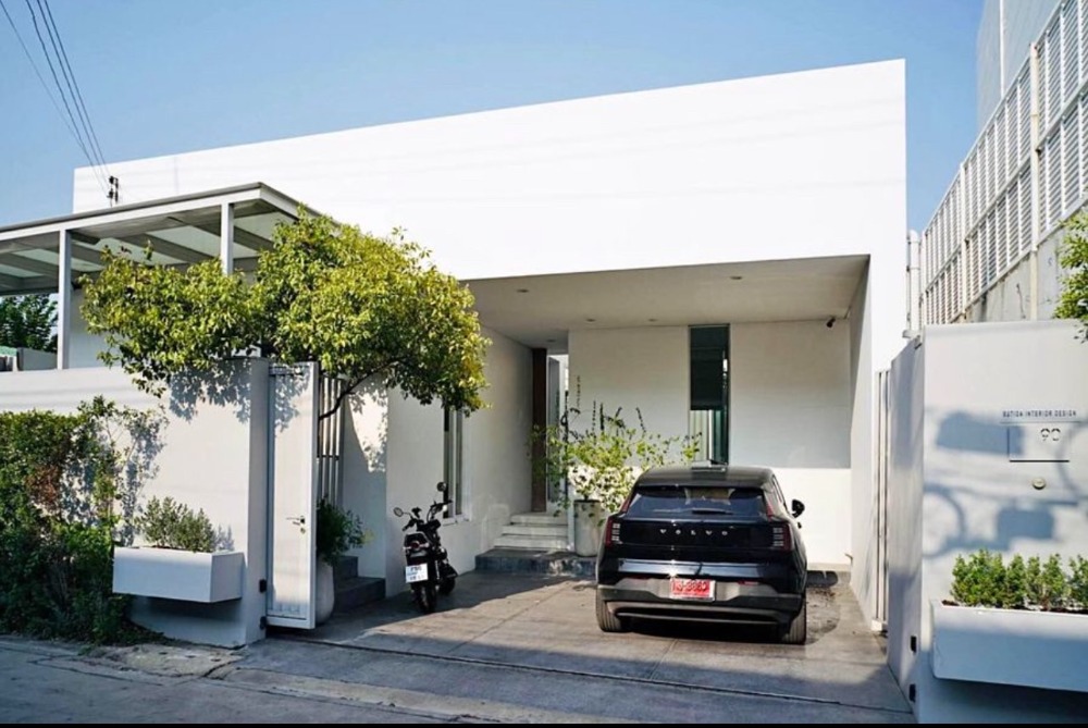 For SaleHouseLadprao, Central Ladprao : 🏠⛳ Beautiful house for sale, designed and decorated by an Interior Designer. The house is in an excellent location, Soi Lat Phrao 71-Sangkhon Songkhram, Intersection 14.