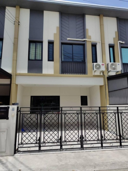 For RentTownhomePathum Thani,Rangsit, Thammasat : Townhome for rent, New York Rangsit, Khlong 4, near Makro Food Service, Rungroj Market, just 2 minutes.