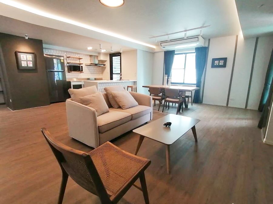 ให้เช่าคอนโดสุขุมวิท อโศก ทองหล่อ : Renovated Pet-Friendly 2BED + OFFICE with an open kitchen and a balcony FOR RENT in Phrompong