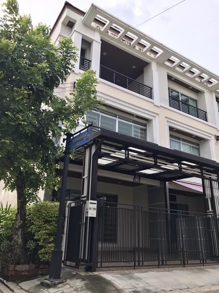 For RentTownhomeThaphra, Talat Phlu, Wutthakat : For rent: Townhome, Baan Klang Muang, Sathorn, Taksin, 240 sq m., 21 sq wa. Corner house, 2 parking spaces, 1 living room, 1 kitchen.