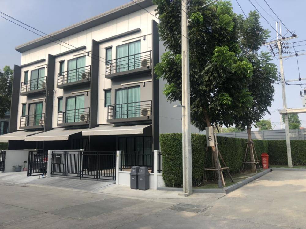 For RentTownhomeNonthaburi, Bang Yai, Bangbuathong : House for rent in the middle of the city, Ratchaphruek - Rattanathibet, corner with land on the side, 37 sqm, MRT Bang Rak Yai.