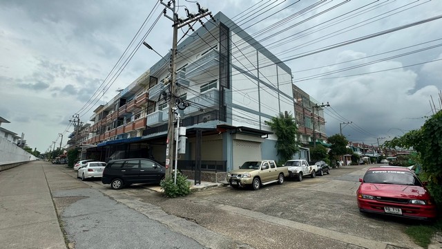 For RentShop HousePinklao, Charansanitwong : S2002 3-unit commercial building with beautiful decoration #Boromratchonni Soi Borom 121, good location, fully decorated, ready to move in