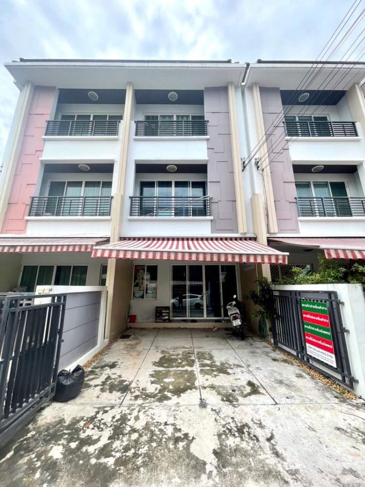For SaleTownhomeChokchai 4, Ladprao 71, Ladprao 48, : House for sale in the middle of the city, Lat Phrao 71, Nakniwat 34, built-in additions, good feng shui.