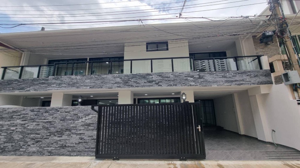 For RentTownhomeSukhumvit, Asoke, Thonglor : Townhouse for rent, Sukhumvit 26, spacious house, has parking, has added a built-in kitchen. Contact 062-262-5946.