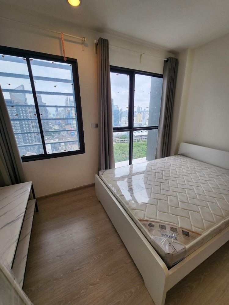 For RentCondoRama9, Petchburi, RCA : 👑 Rhythm Asoke 2 👑 Room for rent, size 22.52 sq m, 27th floor, open view.  Furniture and electrical appliances are ready.