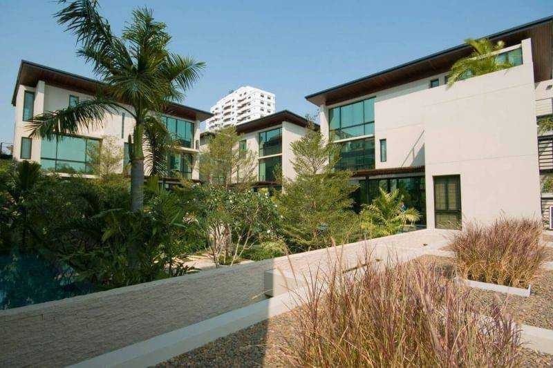 For RentHouseSukhumvit, Asoke, Thonglor : LTHC10547– House FOR RENT in Compund Size 385 Sq.m. 4 bed 3 bath near BTS Ekkamai Station ONLY 185k/Month