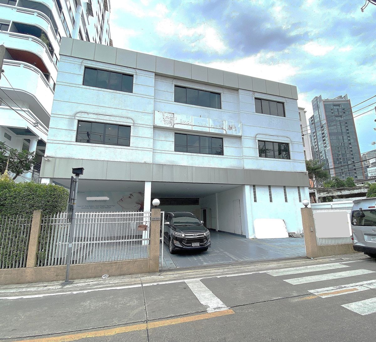 For RentShop HouseSukhumvit, Asoke, Thonglor : 3-Story building with 10 parking lots at Phrom Phong 蓬鹏3层住宅租赁 ** NO CO-AGENT ** 