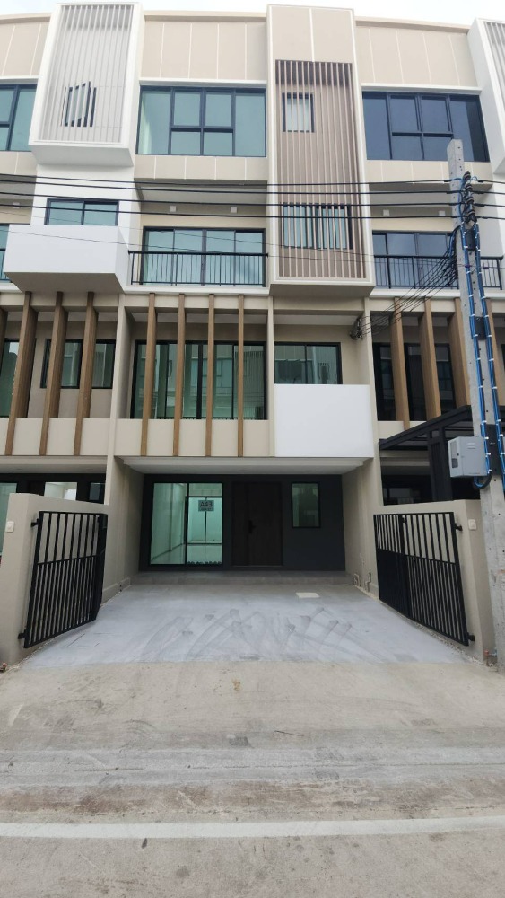 For SaleTownhomePinklao, Charansanitwong : For sale, down payment room, The Blisz Sathorn-Charan 35, only 3 minutes to MRT Fai Chai Station, 7 minutes to Siriraj, 3 and a half storey townhouse, area 22.10 square wah, special price 7.99 million baht* from normal 10.71 million baht*