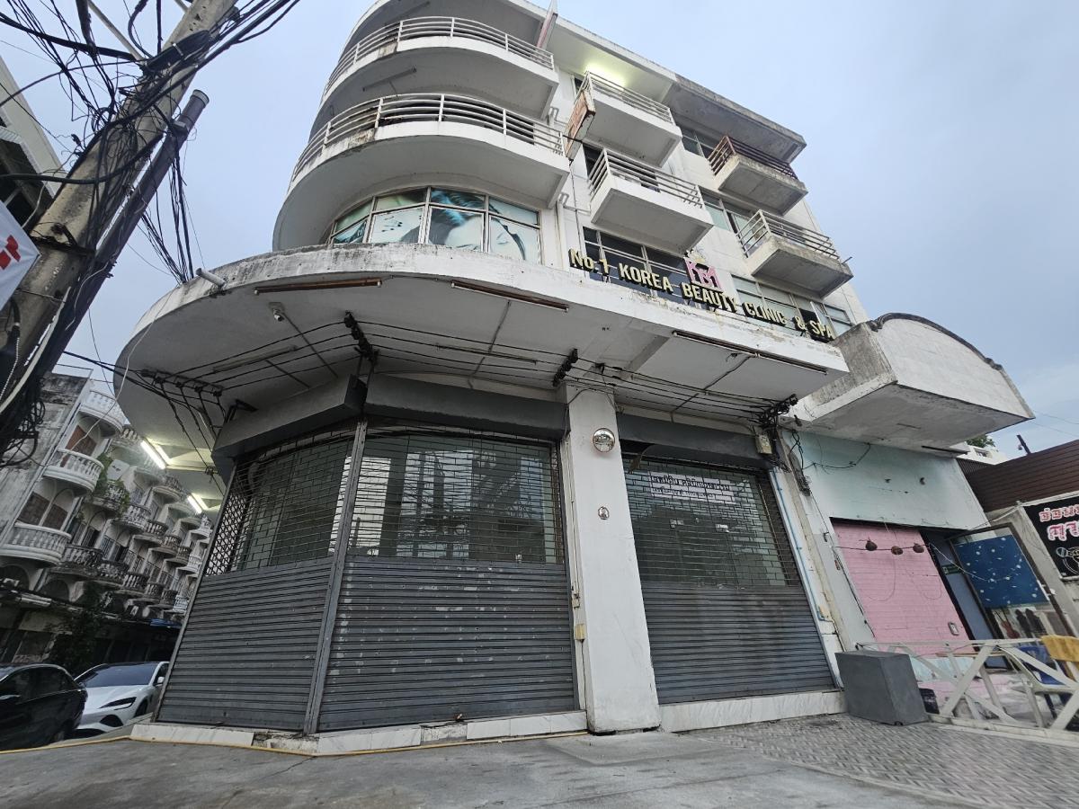 For RentShop HouseOnnut, Udomsuk : Commercial building for rent, suitable for trading, doing business, clinic, good location, on the road, near the Yellow Line BTS