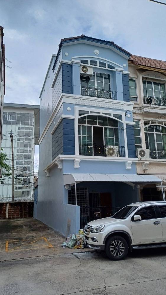 For RentTownhomeChokchai 4, Ladprao 71, Ladprao 48, : Townhouse for rent, Baan Klang Muang, Chok Chai 4, near Paolo Hospital, Chok Chai 4, only 4 minutes away.