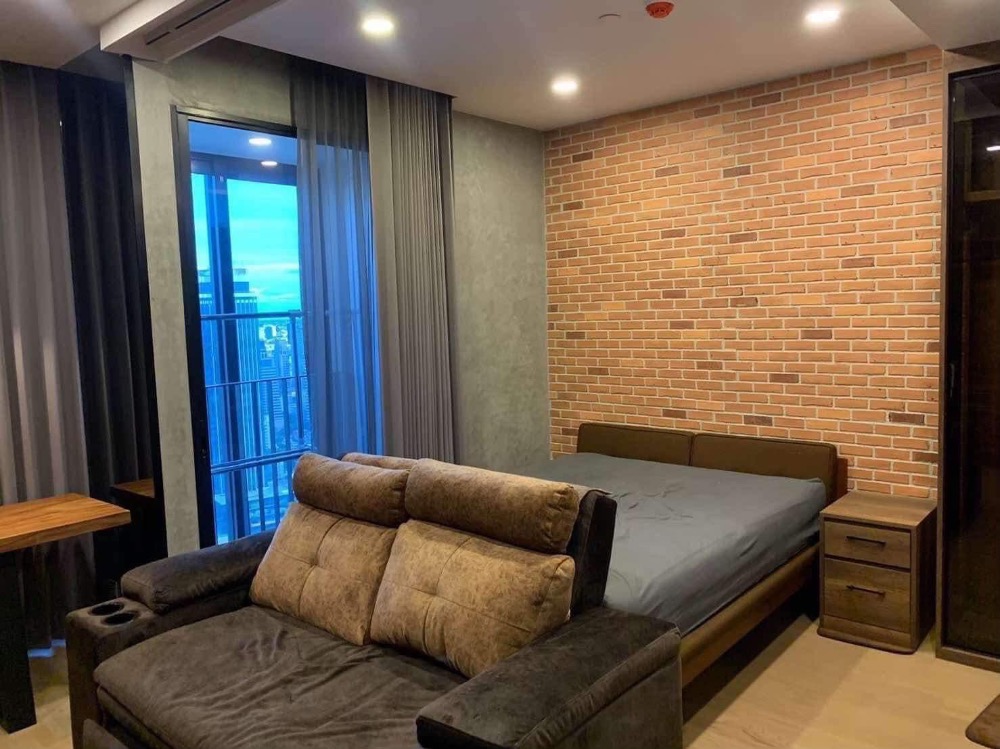 For RentCondoSiam Paragon ,Chulalongkorn,Samyan : Ashton Chula - Silom【𝐑𝐄𝐍𝐓】🔥 Loft style room, decorated in Classic style, dark tones, discreet, near Sam Yan MRT.  🔥 Contact Line ID: @hacondo