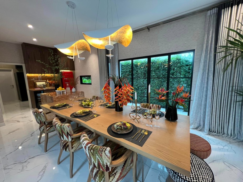 Luxury House, Georgian style, in the heart of Watcharapol, near the expressway, new, beautiful converted house!! Loading...
