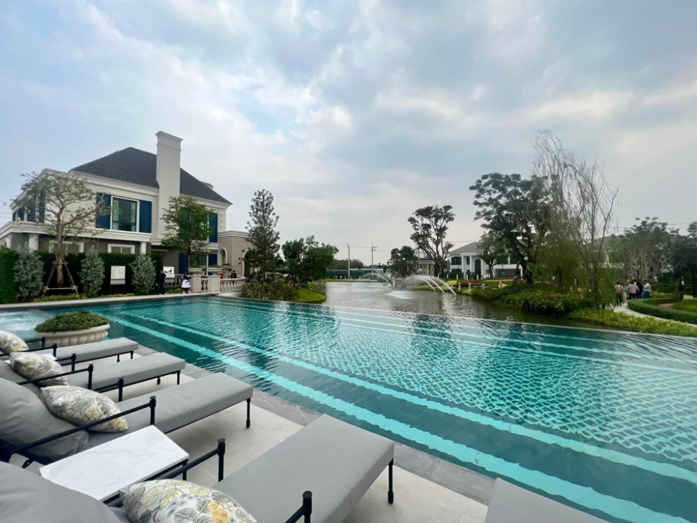 Luxury House, Georgian style, in the heart of Watcharapol, near the expressway, new, beautiful converted house!! Loading...