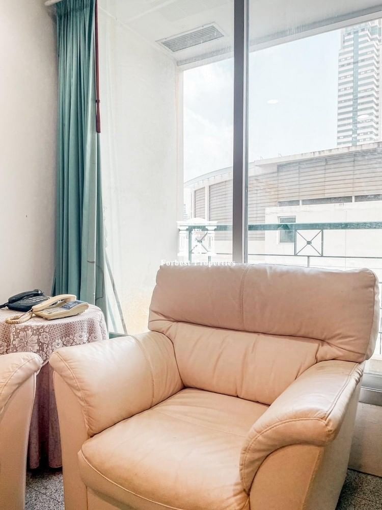For sale Sathorn House Condominium. Surrounding facilities Near BTS, easy and convenient to travel. Loading...